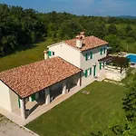 Agnese, A Charming Pool Surrounded By Nature וילה