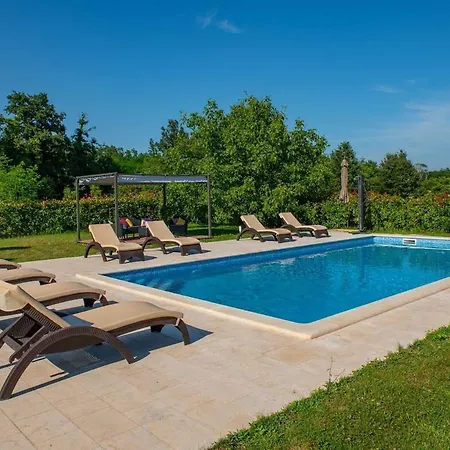 Vila Agnese, A Charming Pool Surrounded By Nature