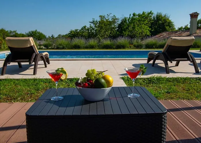 Vila Agnese, A Charming Pool Surrounded By Nature